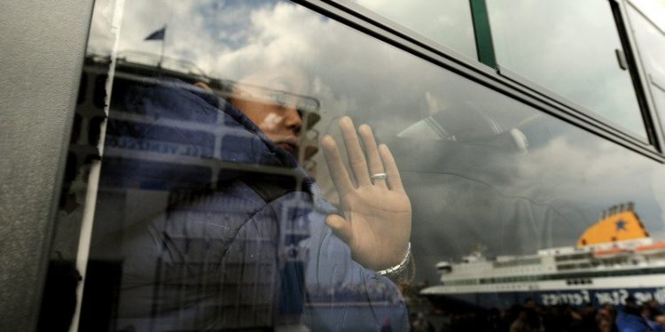 Μπλόκο κατοίκων των Γιαννιτσών σε λεωφορεία με πρόσφυγες – News.gr