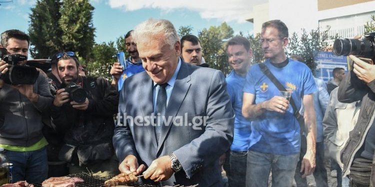 Έψησε σουβλάκια ο Ψωμιάδης στο μπάρμπεκιου των «Ενωμένων Μακεδόνων» – News.gr