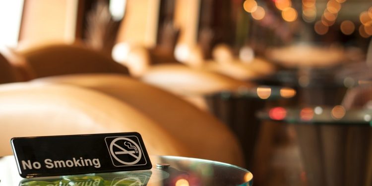 Οι πρώτες κλήσεις στο 1142 για τον αντικαπνιστικό νόμο – News.gr