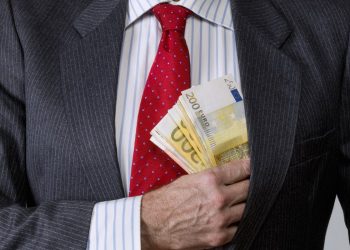 Πήγε καλωδιωμένος με προσημειωμένα χαρτονομίσματα στο γραφείο της λογίστριας – News.gr