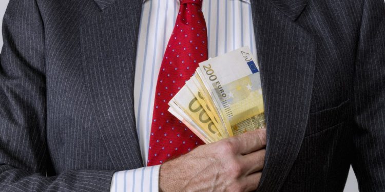 Πήγε καλωδιωμένος με προσημειωμένα χαρτονομίσματα στο γραφείο της λογίστριας – News.gr