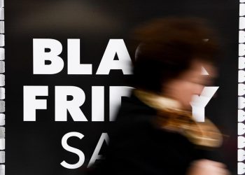 Στο κυνήγι των προσφορών της Black Friday οι καταναλωτές - Τι πρέπει να προσέξουν
