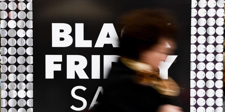 Στο κυνήγι των προσφορών της Black Friday οι καταναλωτές - Τι πρέπει να προσέξουν