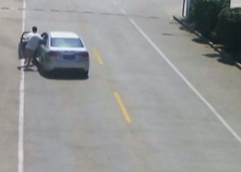 Άνδρας σώζει παιδιά σε αυτοκίνητο που κυλάει χωρίς οδηγό! (βίντεο)