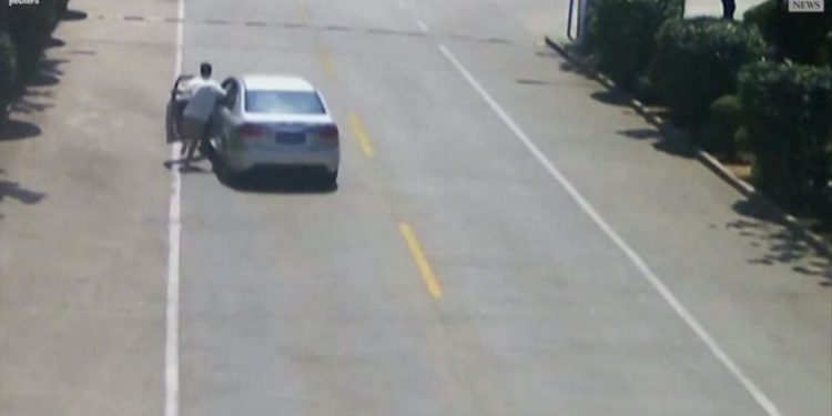 Άνδρας σώζει παιδιά σε αυτοκίνητο που κυλάει χωρίς οδηγό! (βίντεο)