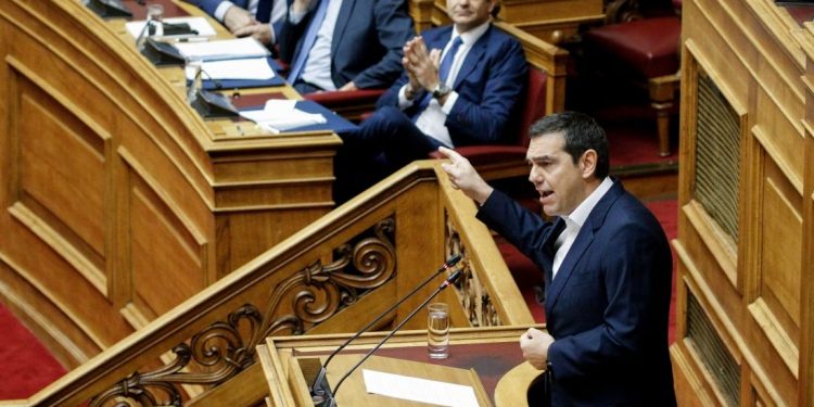 Σφοδρή σύγκρουση Μητσοτάκη – Τσίπρα στη Βουλή – News.gr