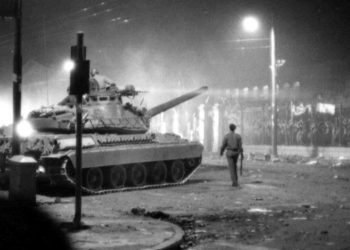 Η εισβολή του τανκ στο Πολυτεχνείο μέσα από τα μάτια του οδηγού του άρματος μάχης