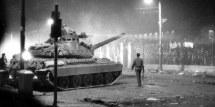 Η εισβολή του τανκ στο Πολυτεχνείο μέσα από τα μάτια του οδηγού του άρματος μάχης
