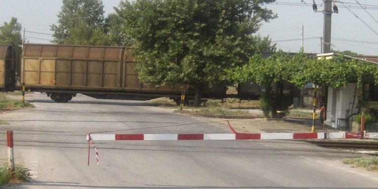 ΠΥΡΓΟΣ: Σύγκρουση τρένου με ΙΧ σε αφύλακτη διάβαση