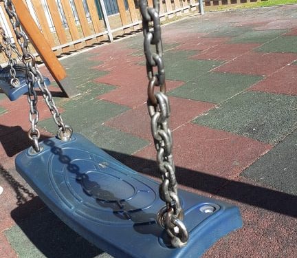 “Ο ΠΥΡΓΟΣ ΟΛΟΙ ΕΜΕΙΣ”: “Η παιδική χαρά του Επαρχείου χρειάζεται άμεσα συντήρηση”!