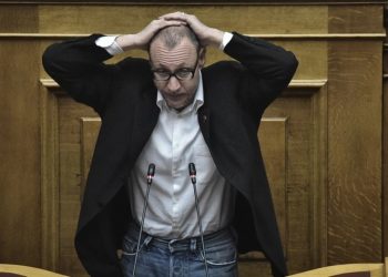 Με τα χέρια ψηλά στη Βουλή ο Κλέων Γρηγοριάδης: «Παραδίνομαι… παραδίνομαι»! – News.gr