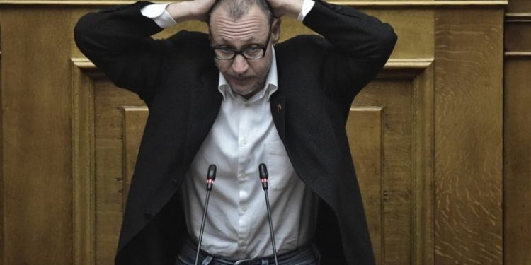Με τα χέρια ψηλά στη Βουλή ο Κλέων Γρηγοριάδης: «Παραδίνομαι… παραδίνομαι»! – News.gr
