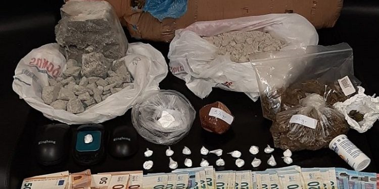 Μητέρα και γιος συνελήφθησαν με μεγάλες ποσότητες ναρκωτικών – News.gr