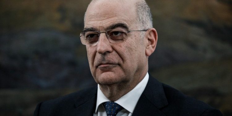 Επαφές Δένδια με τον Λίβυο στρατάρχη Χαλίφα Χάφταρ – News.gr
