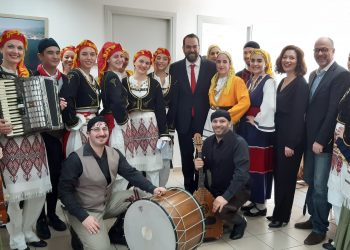 ΠΕΡΙΦΕΡΕΙΑ ΔΥΤΙΚΗΣ ΕΛΛΑΔΑΣ: Με κάλαντα και παραδοσιακές μελωδίες απ’ όλη τη χώρα πλημμύρισαν τα γραφεία της! (φωτος)