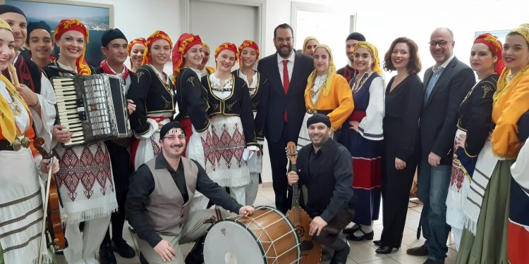 ΠΕΡΙΦΕΡΕΙΑ ΔΥΤΙΚΗΣ ΕΛΛΑΔΑΣ: Με κάλαντα και παραδοσιακές μελωδίες απ’ όλη τη χώρα πλημμύρισαν τα γραφεία της! (φωτος)