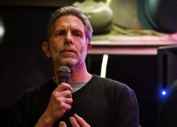Γερουλάνος για στολισμό Β.Σοφίας: «Σαν να βγάλεις τους εύζωνες με ροζ φουστανέλες»