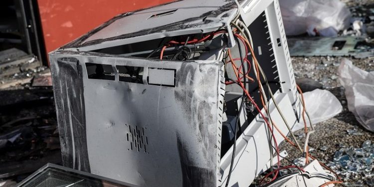 «Μπούκαραν» με αυτοκίνητο σε τράπεζα και ανατίναξαν ΑΤΜ – News.gr