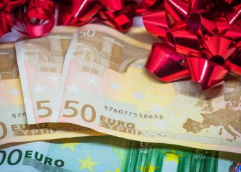 Όλες οι αυξήσεις σε μισθωτούς και συνταξιούχους από 1η Ιανουαρίου – News.gr