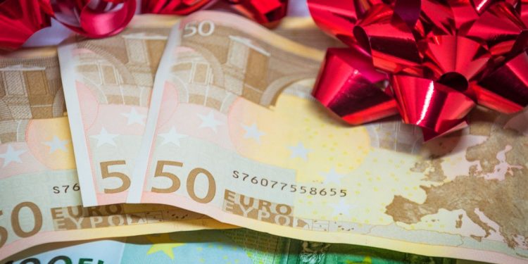 Όλες οι αυξήσεις σε μισθωτούς και συνταξιούχους από 1η Ιανουαρίου – News.gr