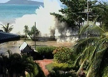 Η ημέρα που χάθηκαν 230.000 άνθρωποι – Η Ασία τιμά τη μνήμη των θυμάτων από το φονικό τσουνάμι του 2004