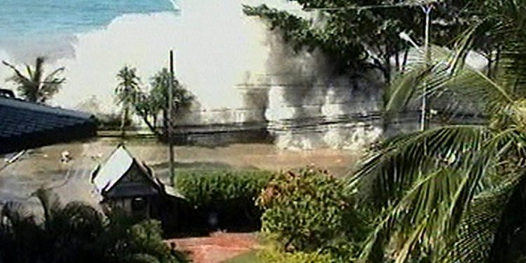 Η ημέρα που χάθηκαν 230.000 άνθρωποι – Η Ασία τιμά τη μνήμη των θυμάτων από το φονικό τσουνάμι του 2004