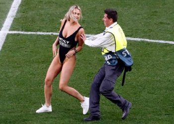 Η εισβολέας του τελικού του Champions League είναι ελεύθερη και ωραία – News.gr
