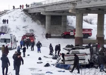 Πολύνεκρο δυστύχημα στη Ρωσία με πτώση λεωφορείου σε ποταμό – News.gr
