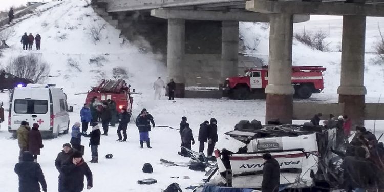 Πολύνεκρο δυστύχημα στη Ρωσία με πτώση λεωφορείου σε ποταμό – News.gr