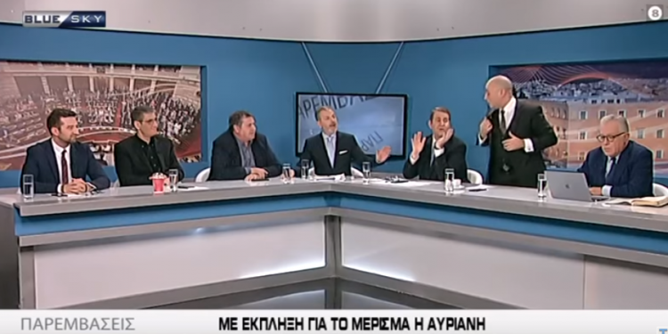 Πέταξε το μικρόφωνο και έφυγε – News.gr