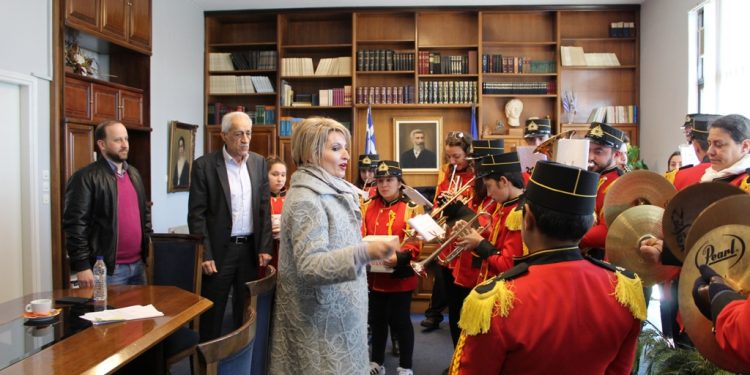 Πρωτοχρονιάτικα κάλαντα στον Δήμαρχο Ήλιδας