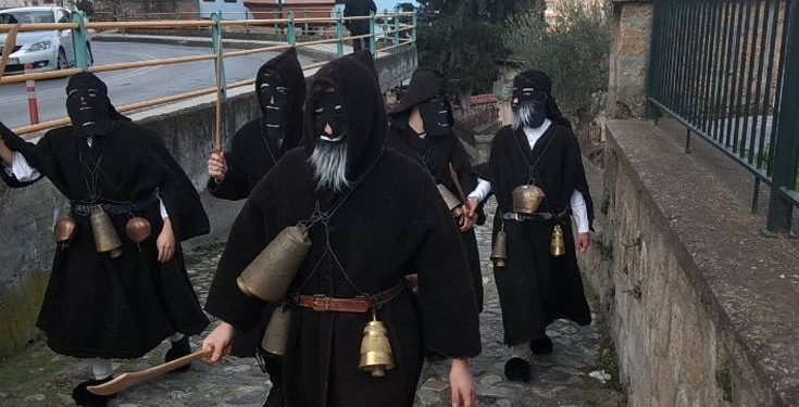 Το έθιμο των Λιγουτσιάρηδων αναβιώνει την παραμονή της Πρωτοχρονιάς