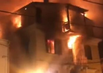 Φωτιά στην Κέρκυρα: Μητέρα και παιδί πήδηξαν από τον 3ο και σώθηκαν χάρη στην τέντα εστιατορίου