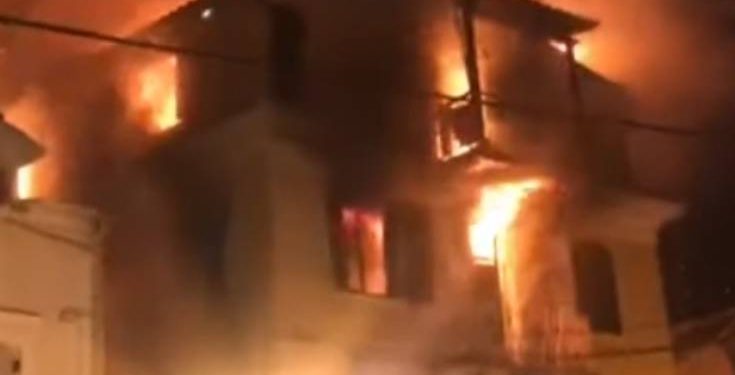 Φωτιά στην Κέρκυρα: Μητέρα και παιδί πήδηξαν από τον 3ο και σώθηκαν χάρη στην τέντα εστιατορίου