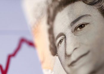 Άλμα της στερλίνας μετά τις προβλέψεις για αυτοδυναμία του Τζόνσον