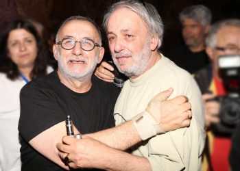 Ο Ανδρέας Μικρούτσικος αποχαιρετά τον αδερφό του Θάνο