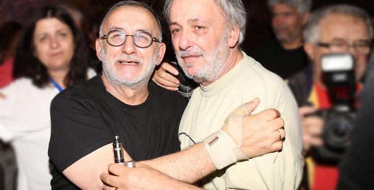 Ο Ανδρέας Μικρούτσικος αποχαιρετά τον αδερφό του Θάνο