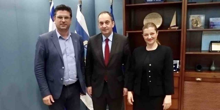 Συνάντηση Πλακιωτάκη – Αυγερινοπούλου – Λέντζα για το Λιμάνι Κυλλήνης Όχημα Nissanγια το Λιμεναρχείο Κυλλήνης
