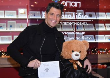 Δεκάχρονος ζήτησε για τα Χριστούγεννα το μπουφάν του Σάκη Ρουβά και η ευχή του πραγματοποιήθηκε