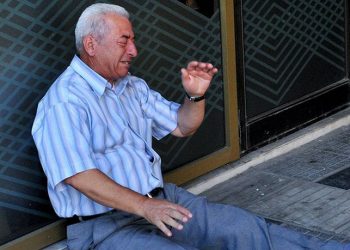 Economist: Η εικόνα Έλληνα συνταξιούχου που κλαίει έξω από τράπεζα στις φωτογραφίες της δεκαετίας