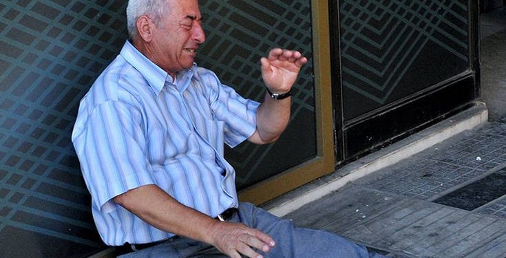 Economist: Η εικόνα Έλληνα συνταξιούχου που κλαίει έξω από τράπεζα στις φωτογραφίες της δεκαετίας