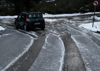 Κακοκαιρία: Κλειστοί δρόμοι ανά τη χώρα και το βράδυ της Κυριακής