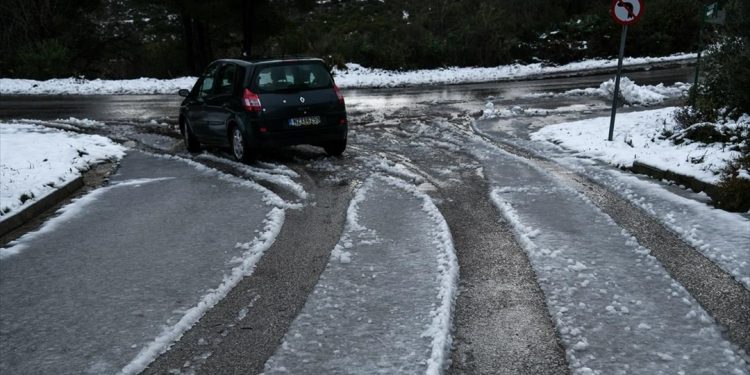 Κακοκαιρία: Κλειστοί δρόμοι ανά τη χώρα και το βράδυ της Κυριακής