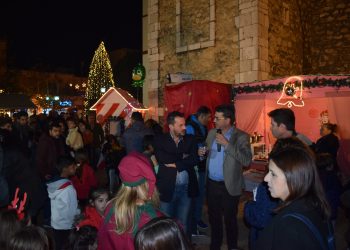 ΛΕΧΑΙΝΑ: Φωταγωγήθηκε το Χριστουγεννιάτικο Δέντρο (φωτος)