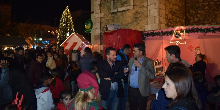 ΛΕΧΑΙΝΑ: Φωταγωγήθηκε το Χριστουγεννιάτικο Δέντρο (φωτος)