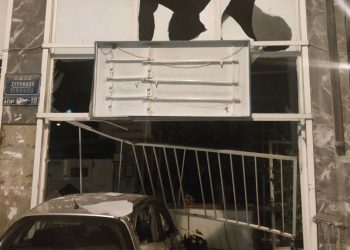 Τρελή πορεία αυτοκίνητου – Καρφώθηκε σε κατάστημα – News.gr