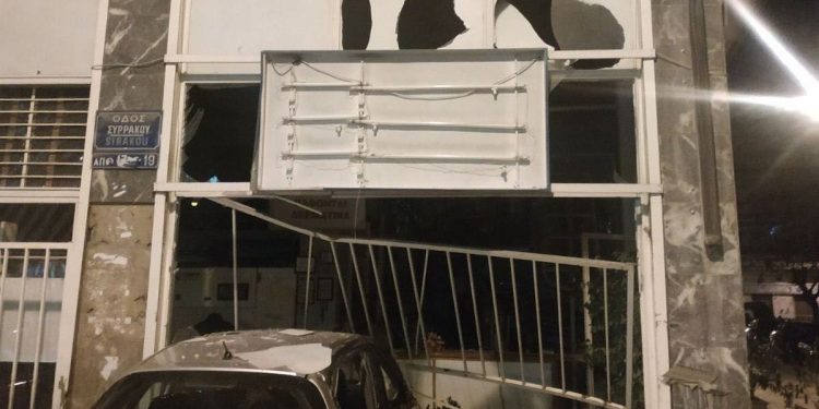 Τρελή πορεία αυτοκίνητου – Καρφώθηκε σε κατάστημα – News.gr