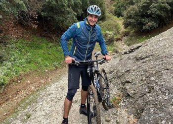 O Κυριάκος Μητσοτάκης με mountain bike στα Μετέωρα – News.gr