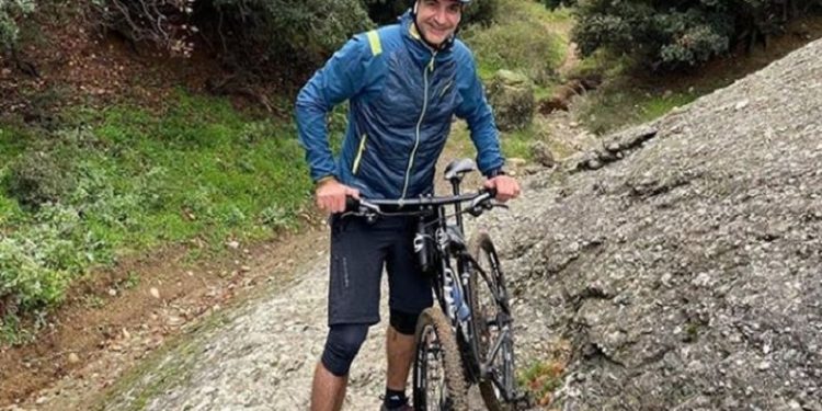 O Κυριάκος Μητσοτάκης με mountain bike στα Μετέωρα – News.gr