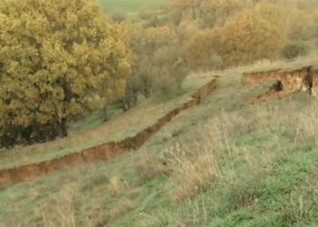 Άνοιξε η γη – Ανησυχούν οι κάτοικοι – News.gr